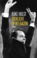 Zoeklicht op het gazon - Auke Hulst