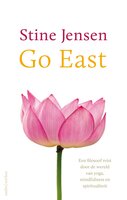 Go east!: een filosoof reist door de wereld van yoga, mindfulness en spiritualiteit - Stine Jensen